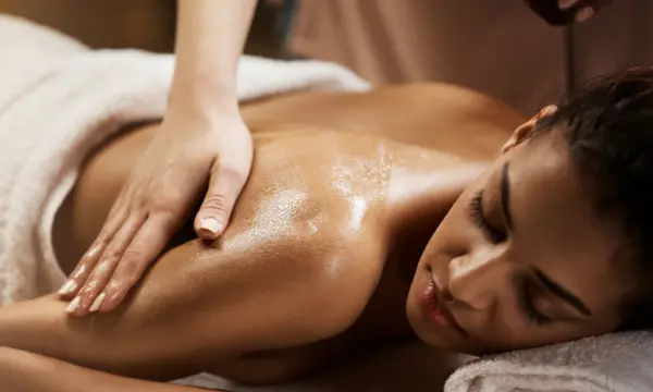 Massage holistique en cours, une personne masse les épaules d'une autre